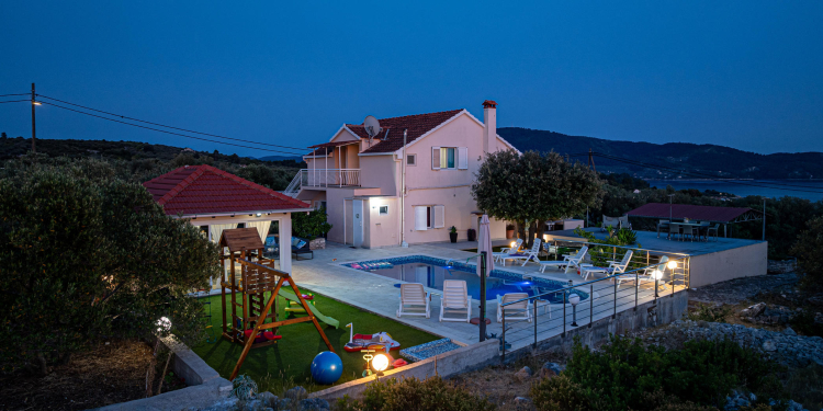 Holiday House Maja