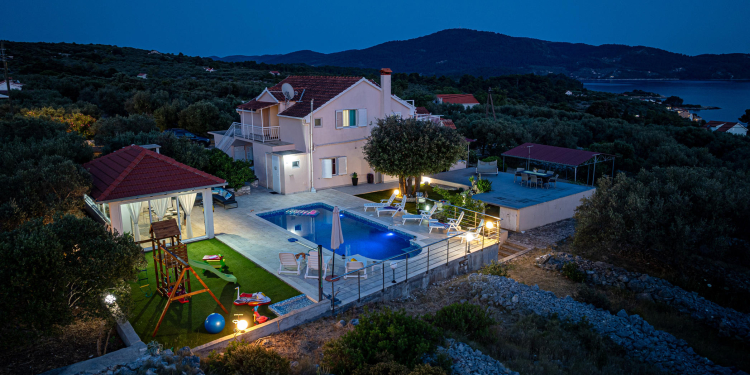 Holiday House Maja